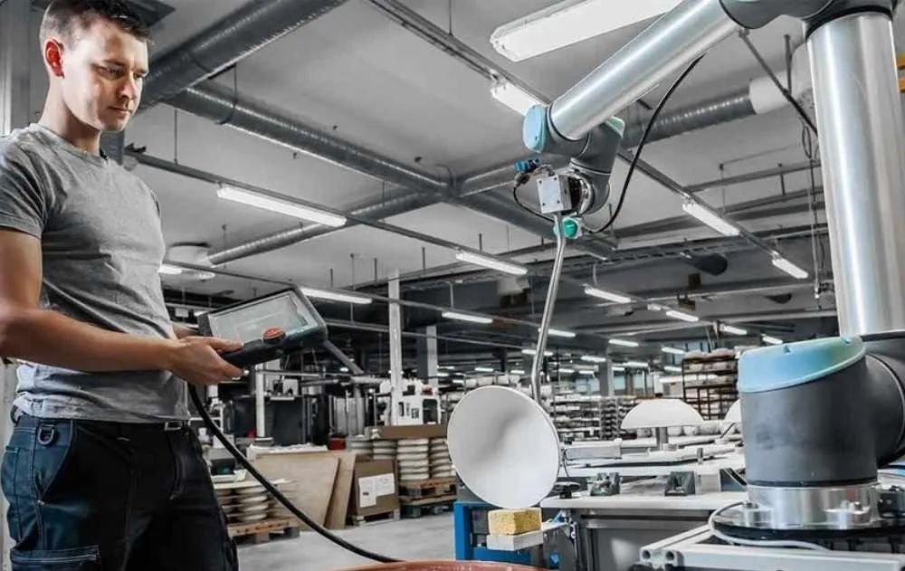 优傲协作机器人解决的任务:CNC、机床监控