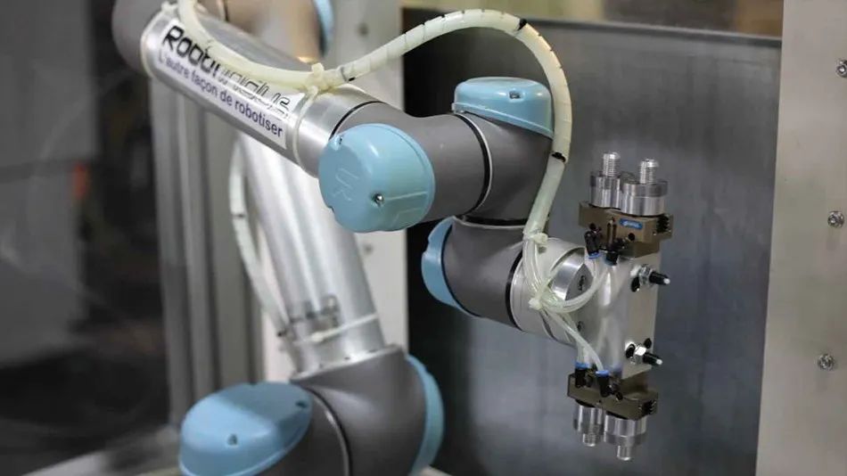 优傲协作机器人解决的任务：操作CNC机床、钻孔机与成型机、物料取放、组装、产品检测。