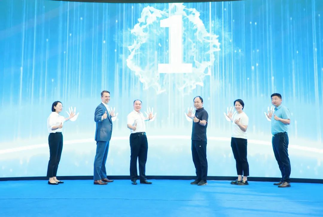 优傲机器人大中华区总裁蘇璧凱与其他嘉宾共同出席大赛启动仪式