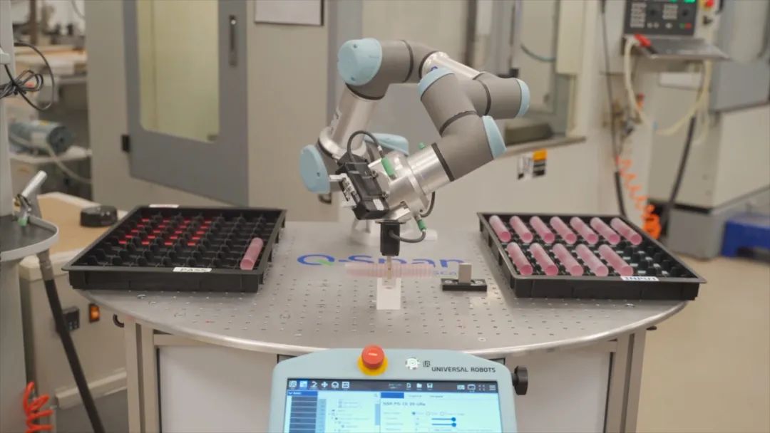 UR3e负责完成New Scale Robotics的Q-Span Workstation Kit的小零件测量工作